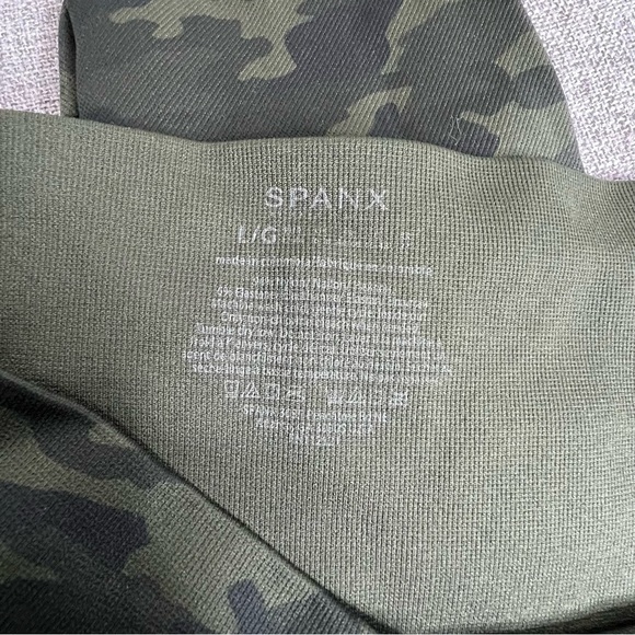 Spanx Look At Me Now Cropped Leggings - Picture 6 of 6